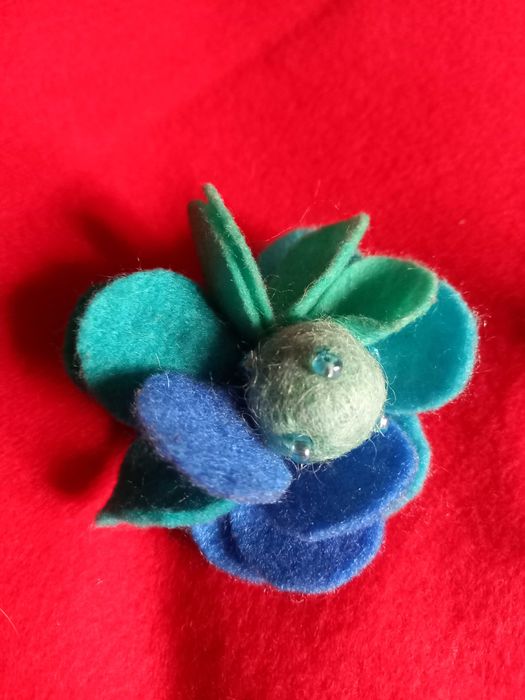 6 alfinetes de lapela, artesanais - Local - Anete