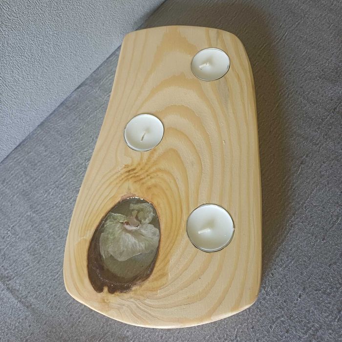 Drewniany świecznik handmade z żywicą i zatopionym kwiatem