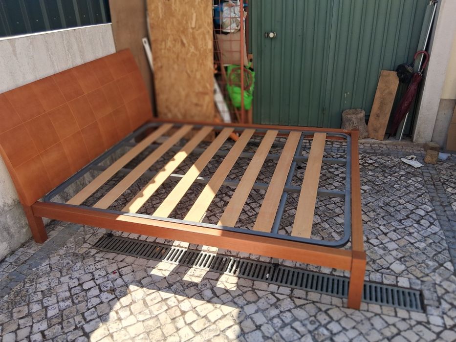 Cama  de casal estrutura em madeira cerejeira,  estilo moderno.