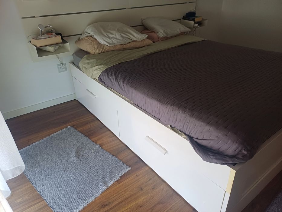 Cama Ikea Brimnes com cabeceira Ikea Nordli, em branco
