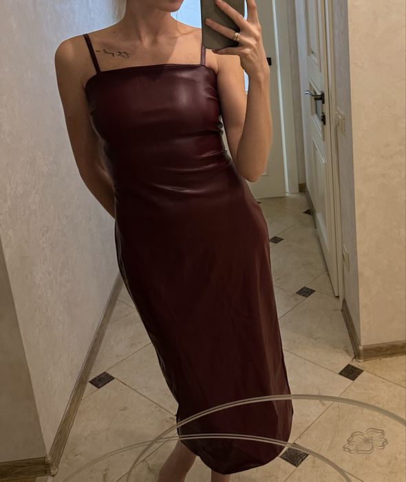 Сукня міді з екошкіри