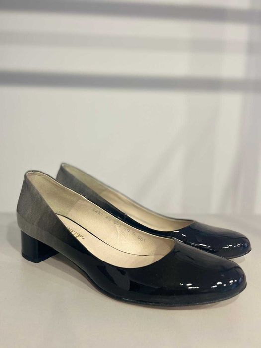 Buty damskie cieniowane.