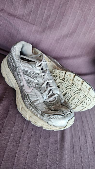 Nike inicjatorem sneakersy srebrne r.39. Paragon plus pudelko