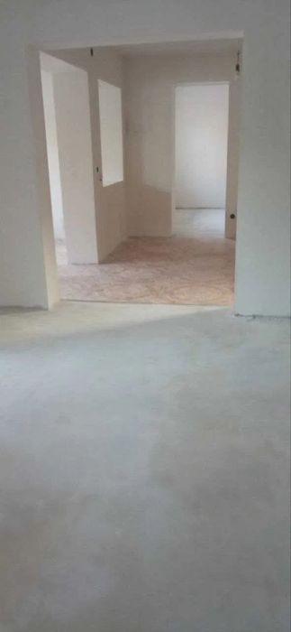 Продам новозбудований будинок з газовим опаленням в центрі міста.