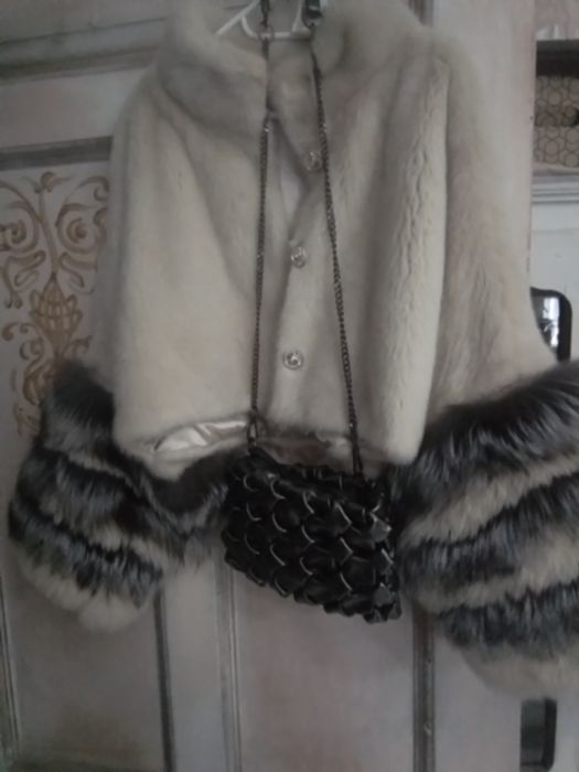 Futro z norek. Jasny kremowy kolor.