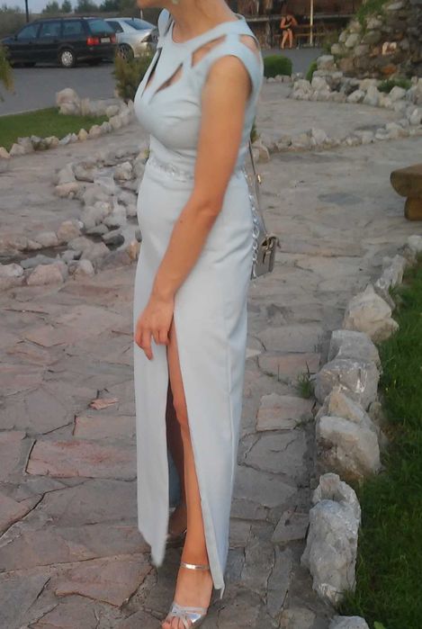 Długa suknia z rozcięciem na nogę. Wesele