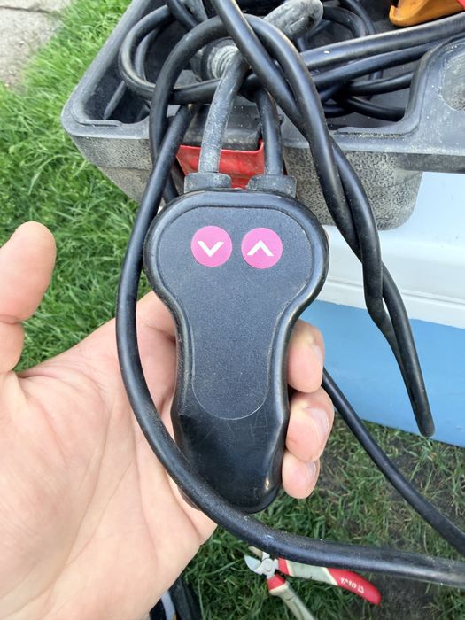 Podnosnik samochodowy elektryczny