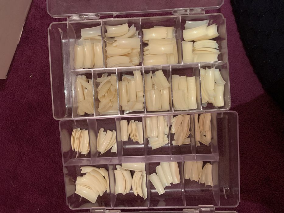 Duas caixas unhas postiças quase completas - as duas por 5€