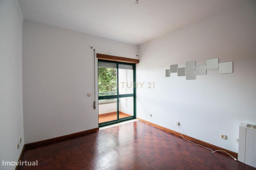 Apartamento T2, para arrendamento, na Rua Nova de São Sebastião, Oliva
