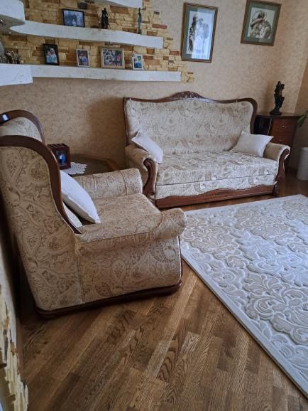 Диван крісло і стіл в дуже гарному стані