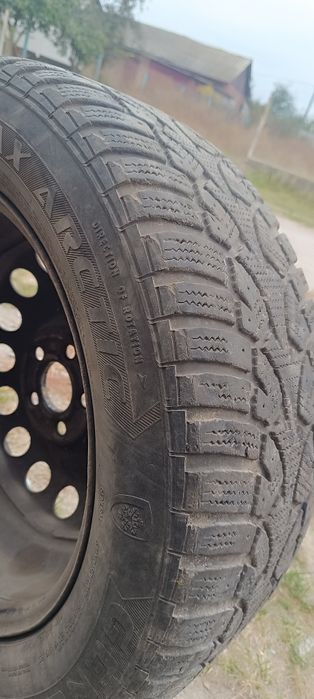 Продам зимові колеса на дисках два штуки 205/60 r15 розболтовка 5х100