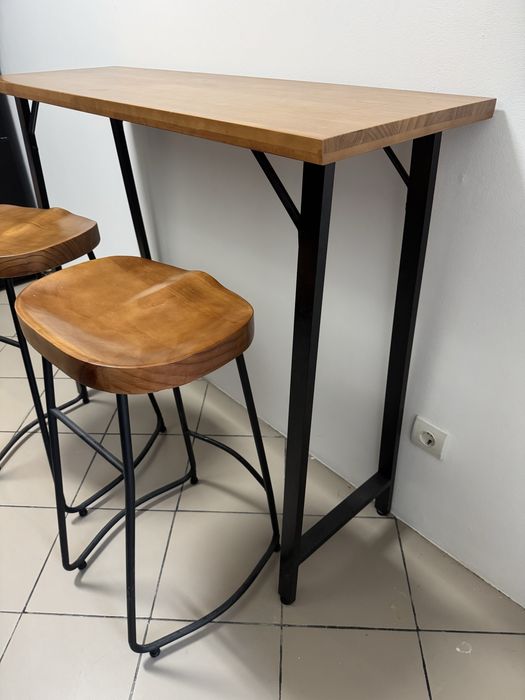 Mesa/bar com cadeiras