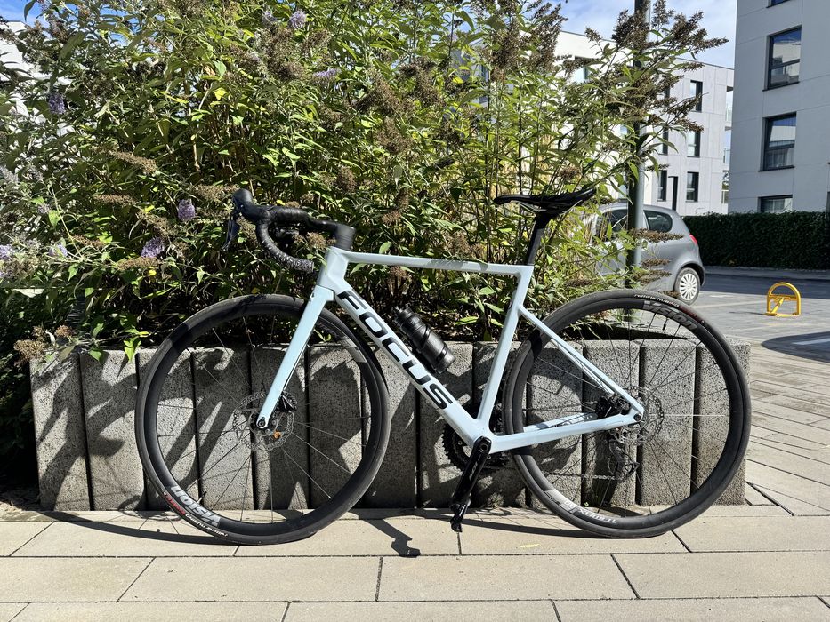 Focus Izalco max Carbon zintegrowany kokpit