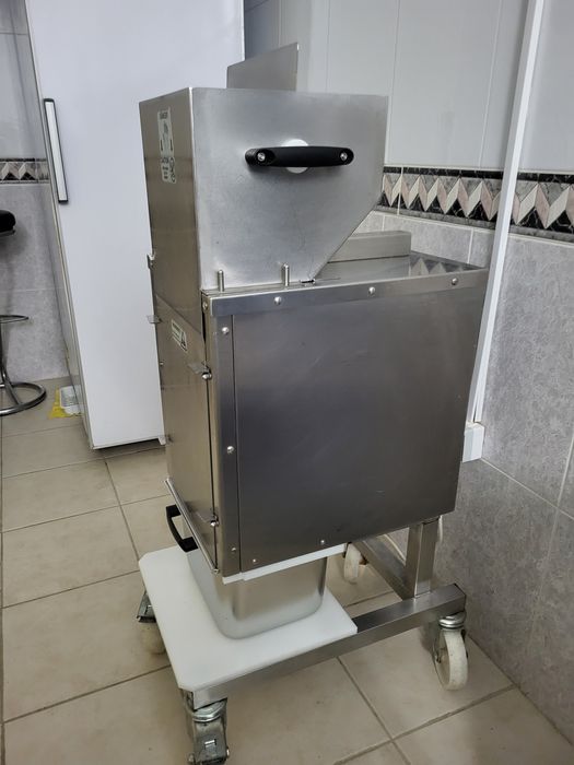 Máquina de desfiar carne.