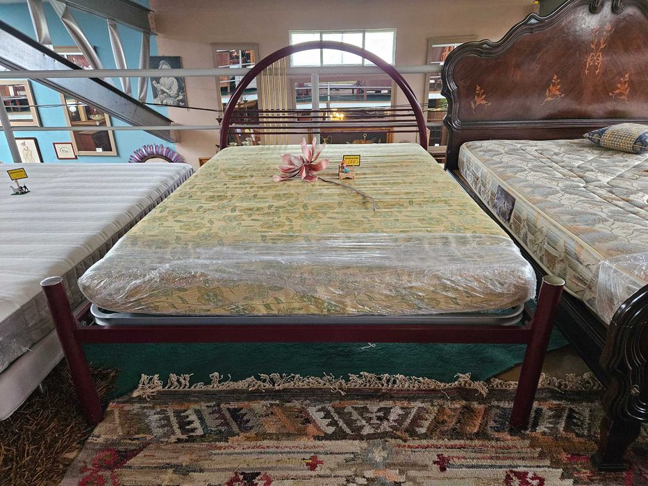 Cama em ferro com estrado e colchão - Bom estado geral