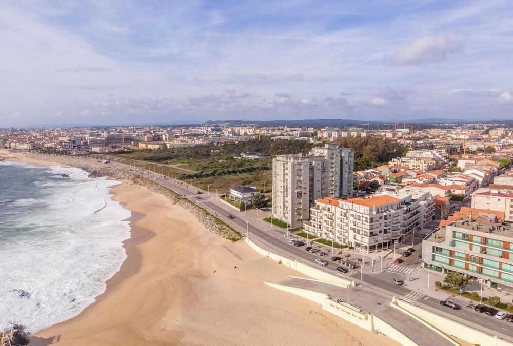 Vistas Infinitas sobre o Atlântico: T2 exclusivo Disponível para Arrendamento