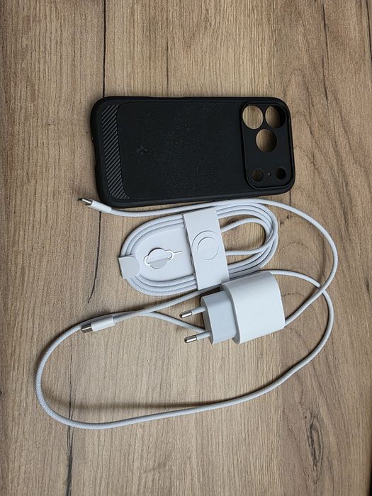 Ładowarka i 2 kable pokrowiec iphone 17 pro