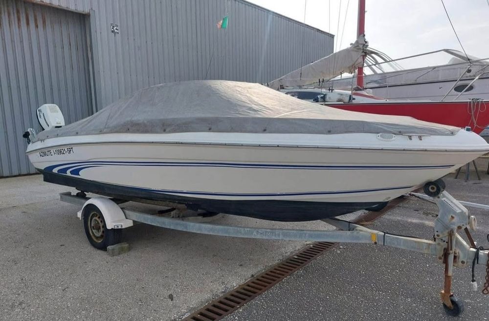Barco proa aberta Sea ray