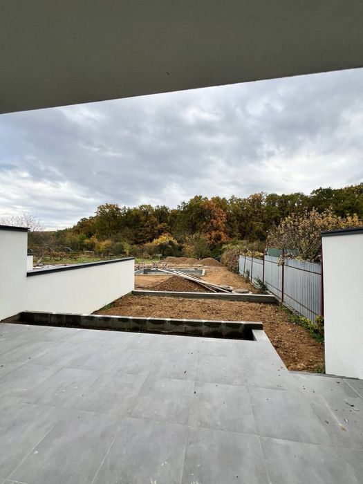 Продаж котеджів з приватним басейном у місті, біля лісу