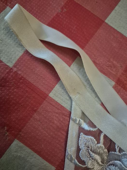 Białe stringi Triumph 40 nowe bez metek