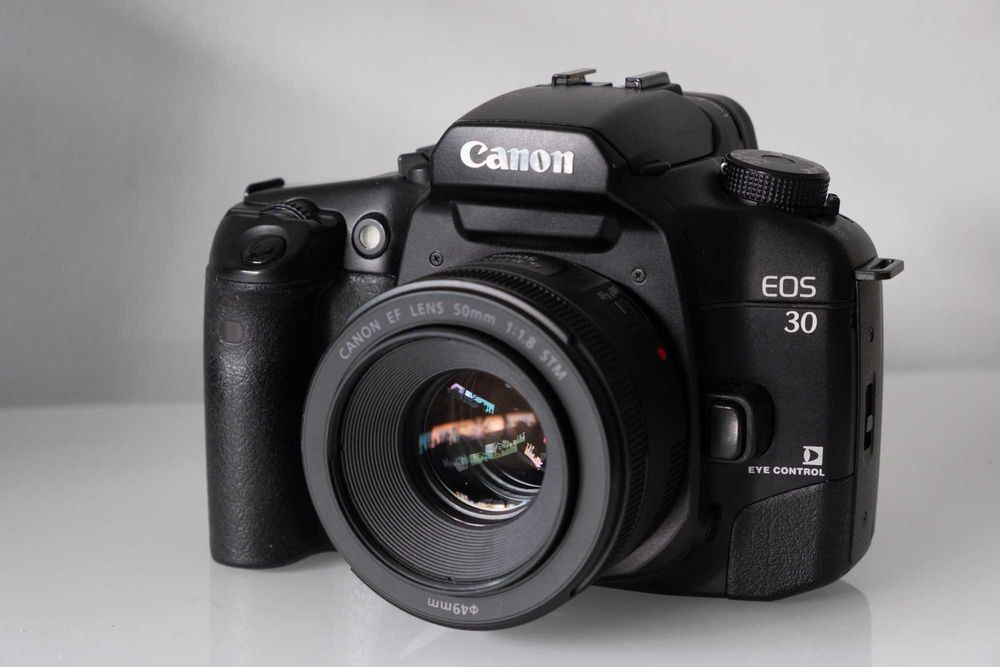 Câmara Fotográfica Analógica - Canon EOS 30 + Canon EF 50mm F1.8 STM