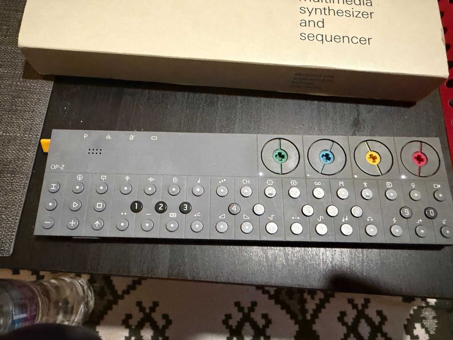 Teenage Engineering OP-Z - sintetizador / sequenciador portátil
