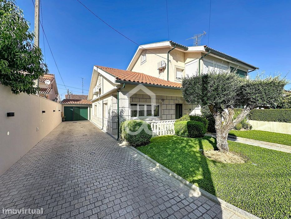 Moradia T4, um dos quartos do rés do chão, com garagem e anexos