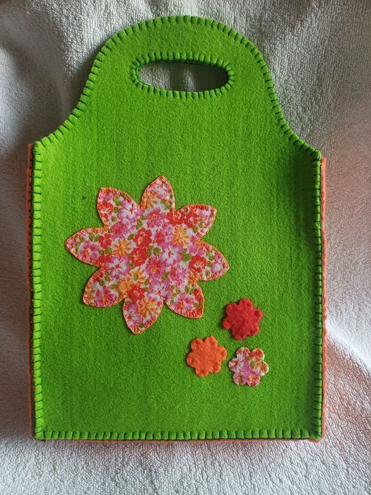 Carteira verde em felteo