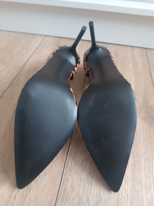 Burgundowe wysokie obcasy