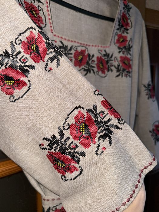 Вишита жіноча сукня