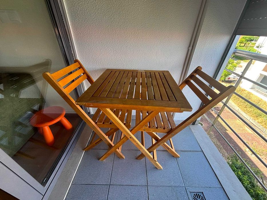 Mesa de jardim com duas cadeiras