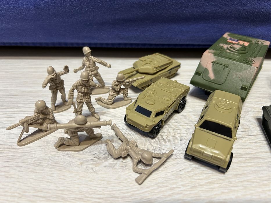 Машинки военные с солдатиками