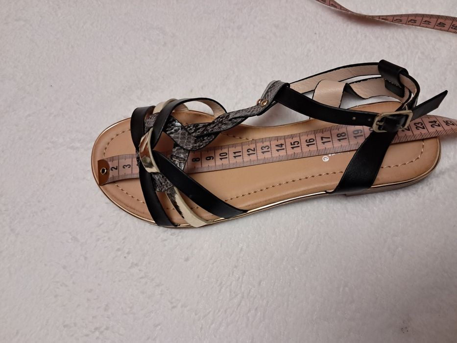 Nowe eleganckie sandały