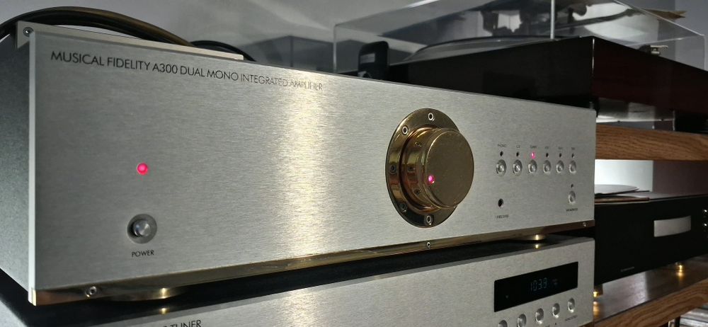Musical Fidelity A 300 top stan
