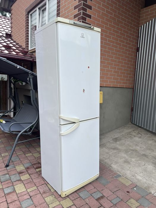 Холодильник Indesit