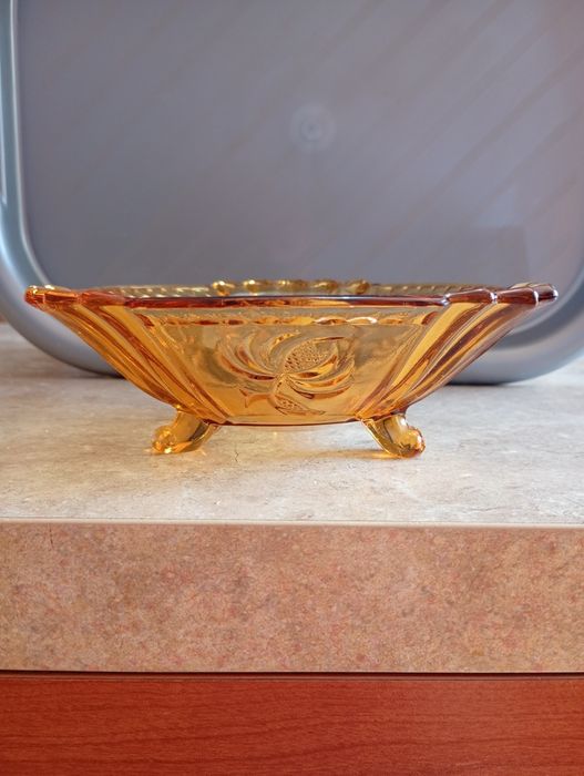 Misa,paterka szkło prasowane Art Deco 17cm bursztynowa trójnóg vintage