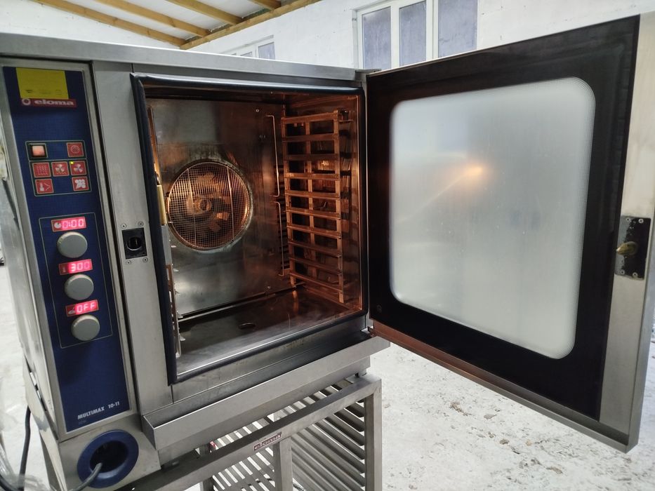 Пароконвектомат з функцією коптильної шафи.