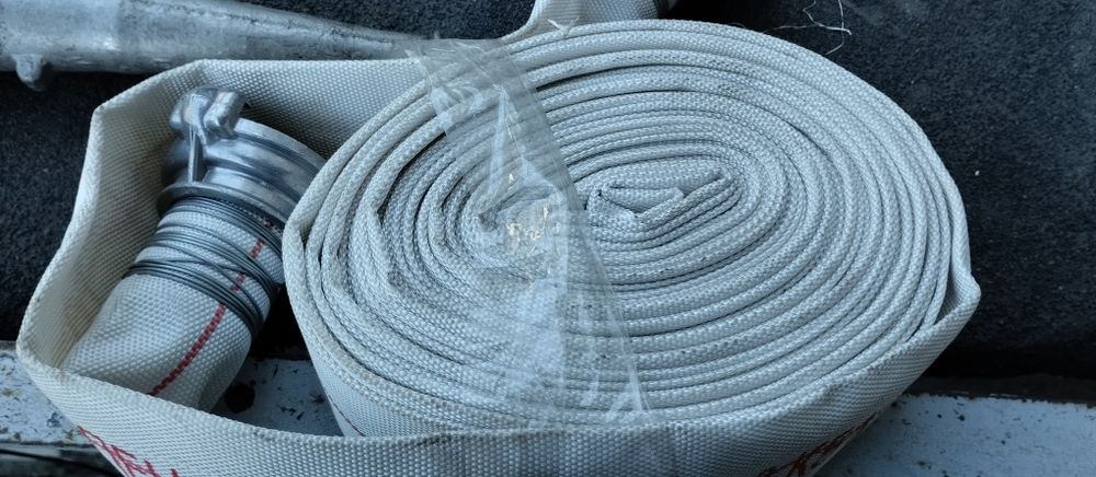 Пожарный рукав с наконечником.