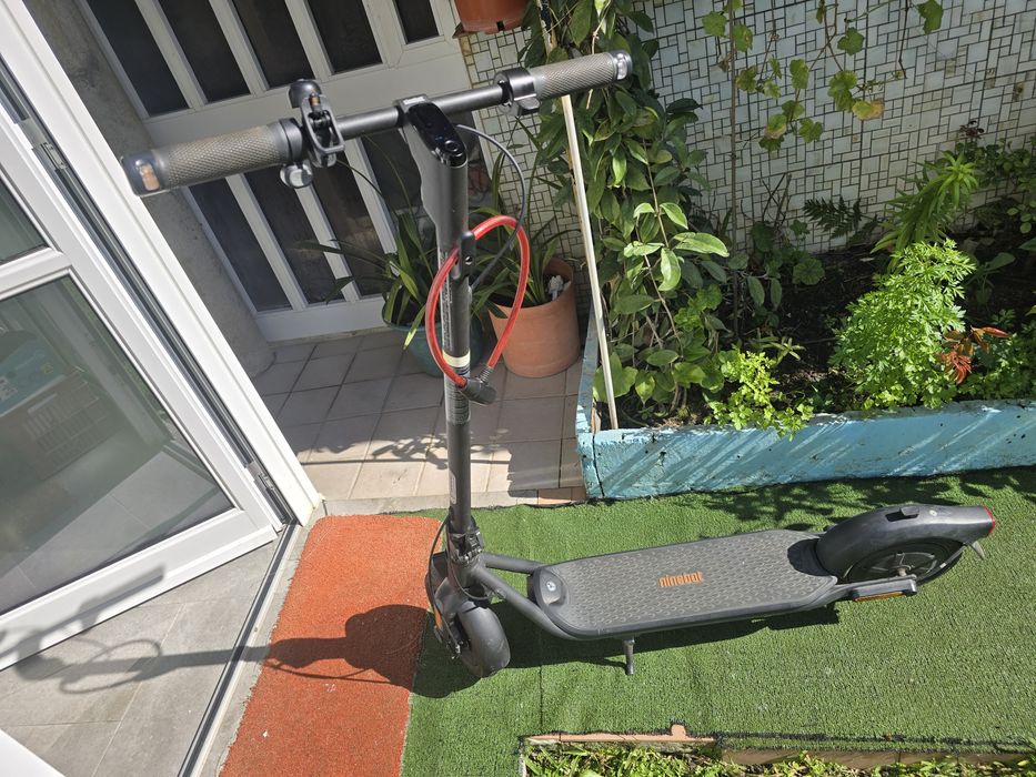 Vendo Ninebot KickScooter F2 E Powered by Segway