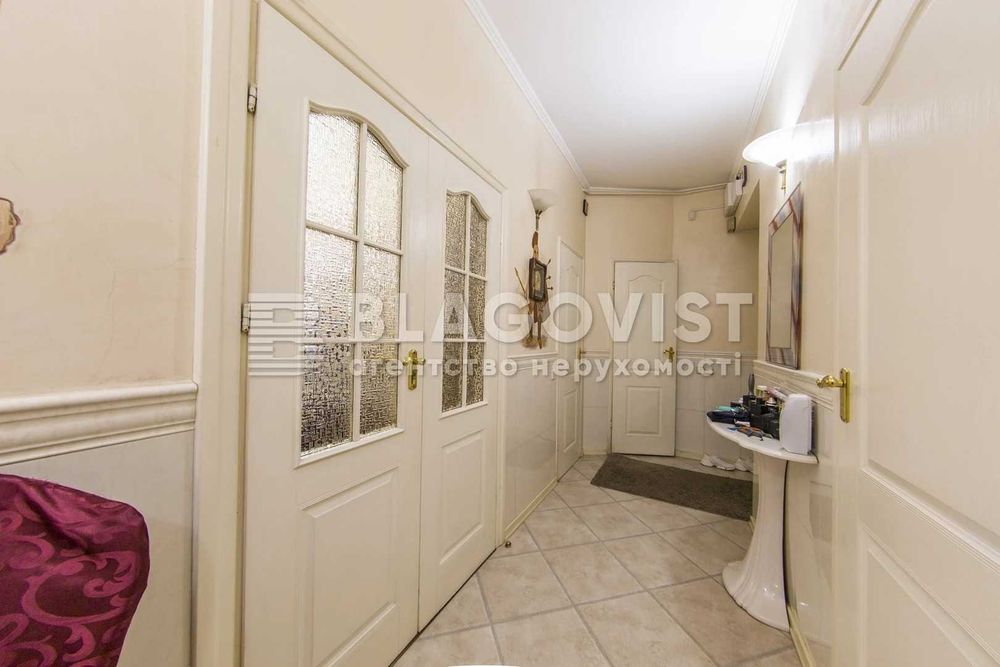 Кирилівська  109б Сталінка 3-кімнатна з ремонтом з видом на парк