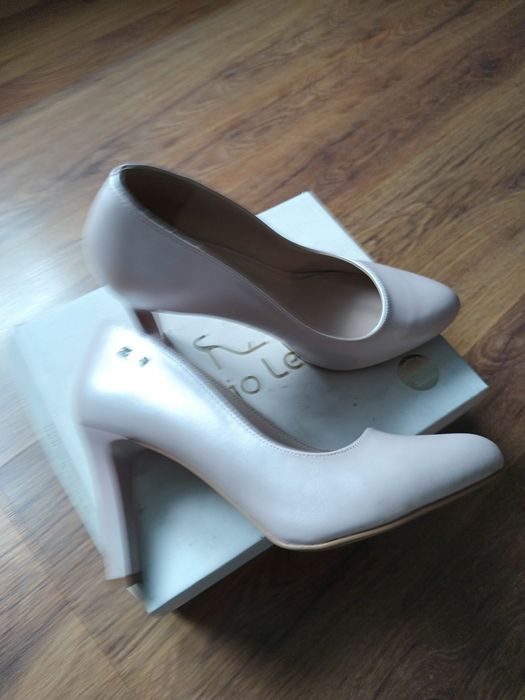 Szpilki na słupku perłowy róż