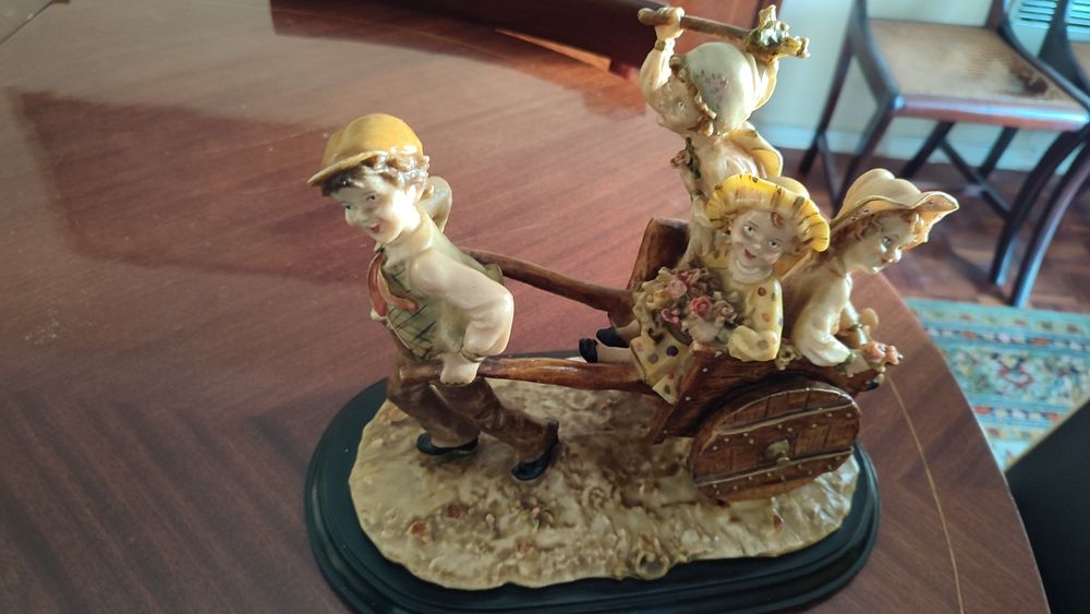 Estatueta com base em madeira