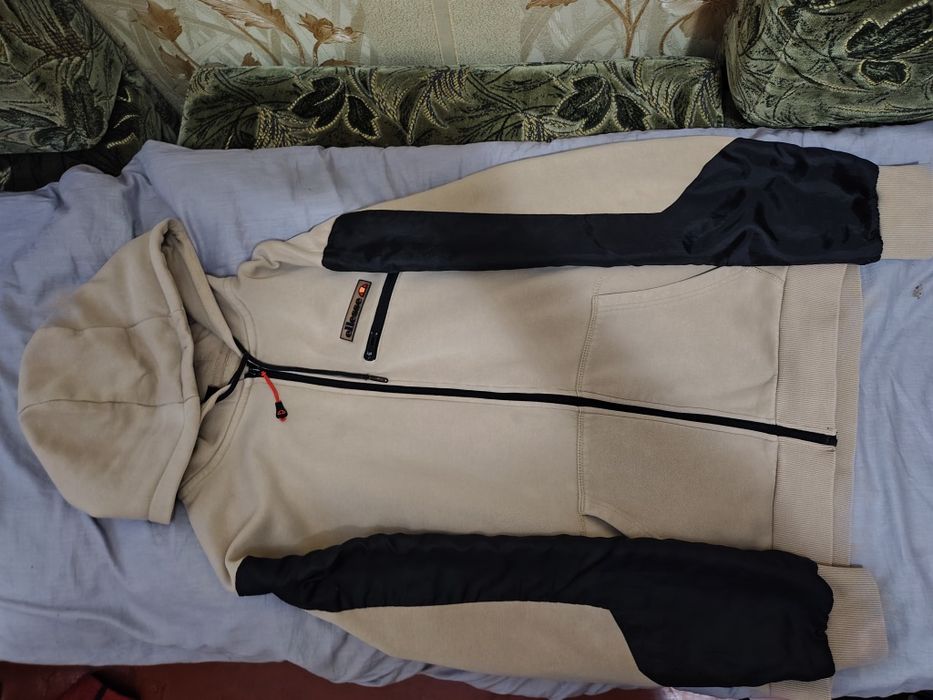 Продам оригинальную кофту Ellesse