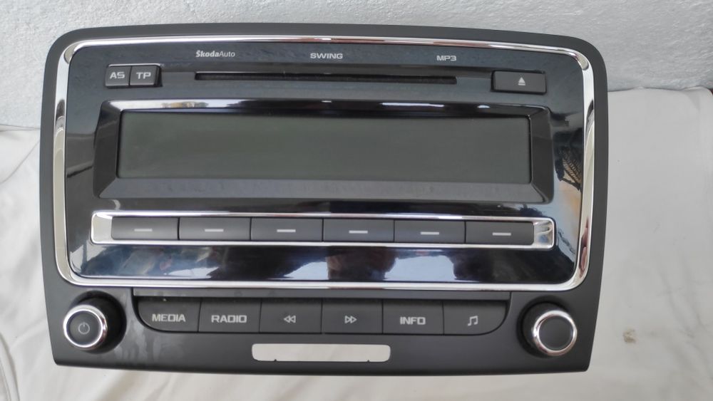 Продам магнитофон SWING Skoda Superd 2011 года.