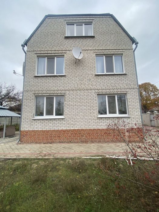 Трехэтажный дом 300 м² с участком 7 соток от собственника