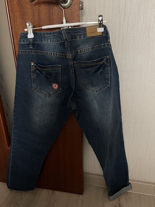 Джинсы с оригинальной вышивкой