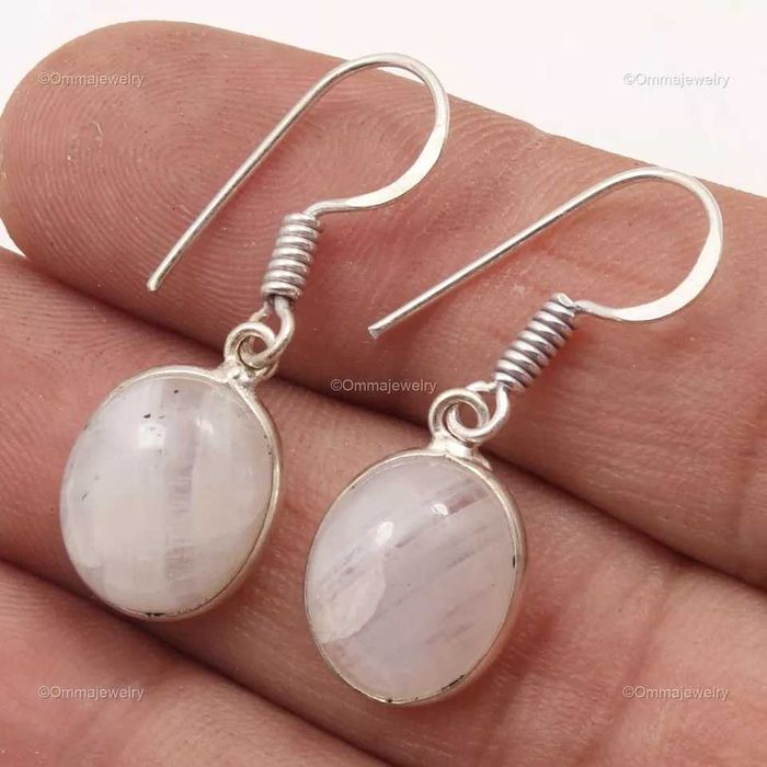 Серьги с лунным камнем покрытые серебром 925 пробы