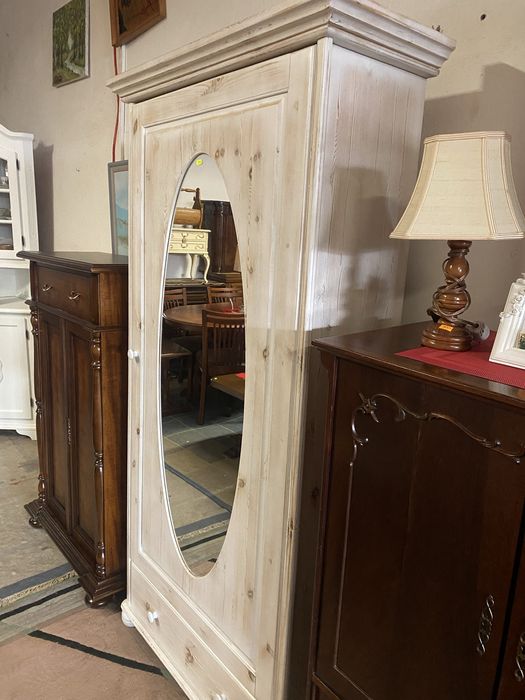 Drewniana bielona szafa- bieliźniarka