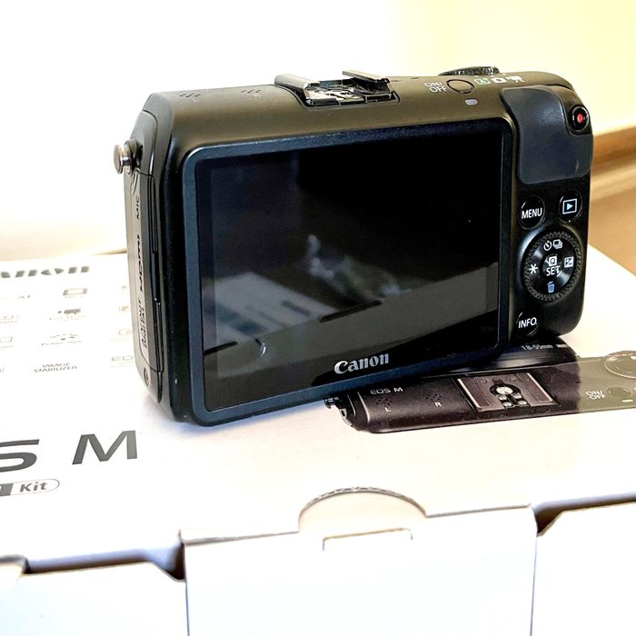 Máquina fotografica kit eos M completa