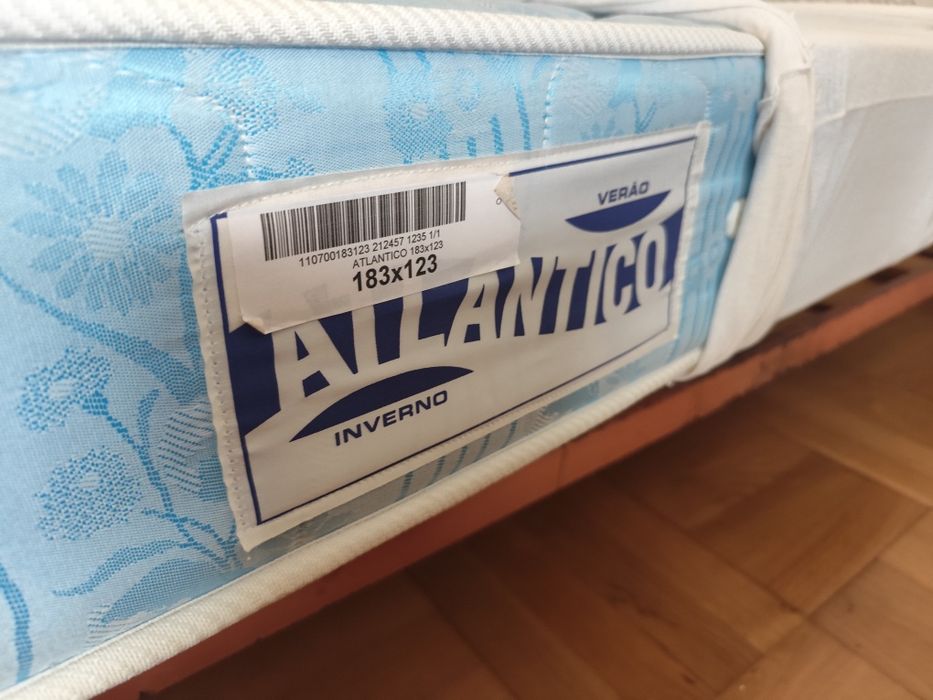 Cama antiga com colchão como novo